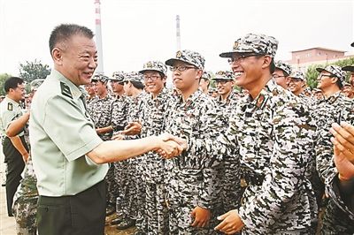 北京衛戍區司令員檢查北大學生軍訓