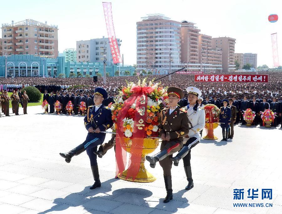 （XHDW）（2）朝鮮民眾向領(lǐng)袖銅像獻(xiàn)花慶祝國(guó)慶