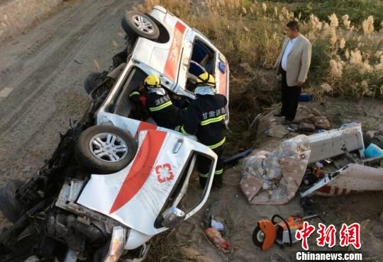 10月12日7時許，一輛救護車從新疆烏魯木齊向河南轉運1名重癥病人，行至連霍高速甘肅玉門附近，發生側翻沖下高速。中國新聞網 鐘欣 攝