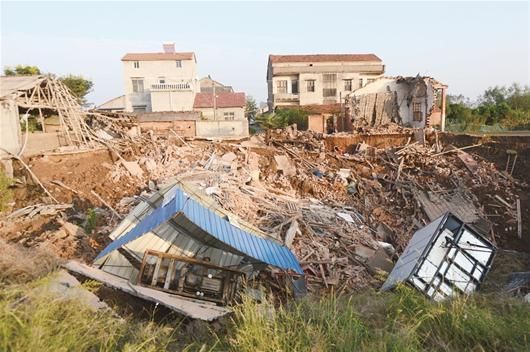 江夏區法泗鎮發生地陷，兩棟民房垮塌。