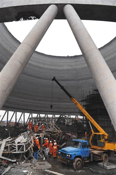 昨日，江西豐城電廠施工平臺發生坍塌事故，導致74死2傷。本版圖片/新華社發